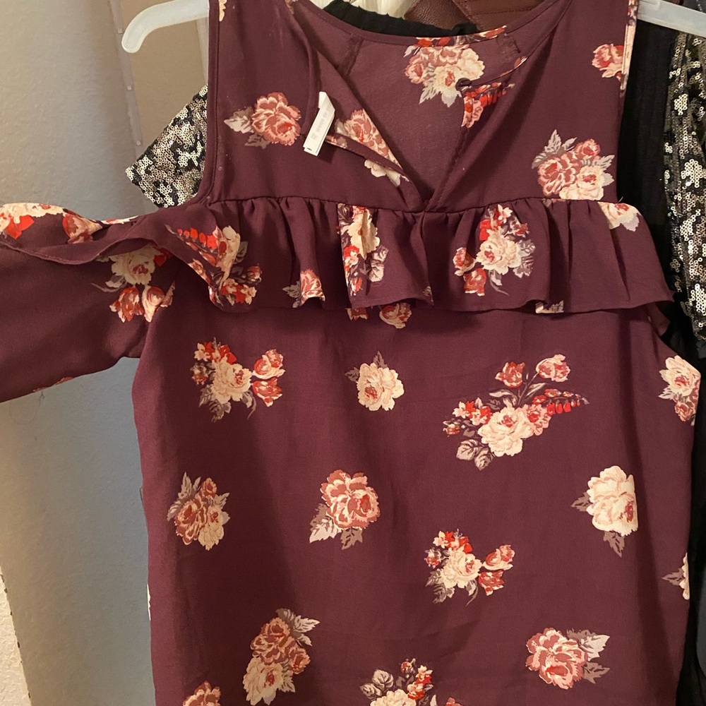 Open shoulder floral top